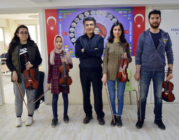 70 yaşında müzisyen oldu