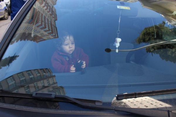 Çocuğunu otomobilde yalnız bırakıp kuaföre gitti