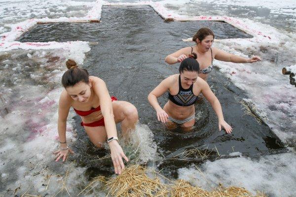 Ruslar buz tutan nehre girdi