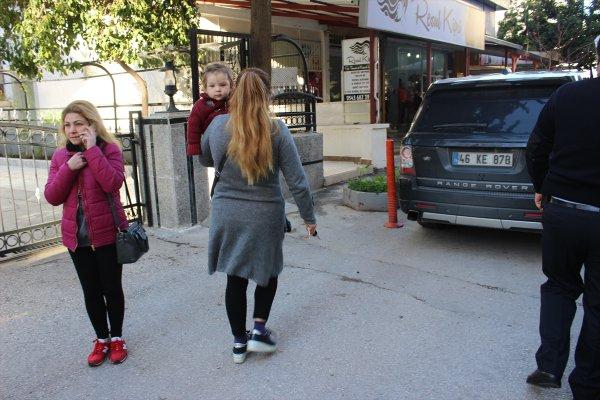 Çocuğunu otomobilde yalnız bırakıp kuaföre gitti