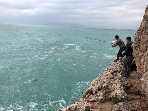 Denize düştü, misinayla boğulmaktan kurtuldu