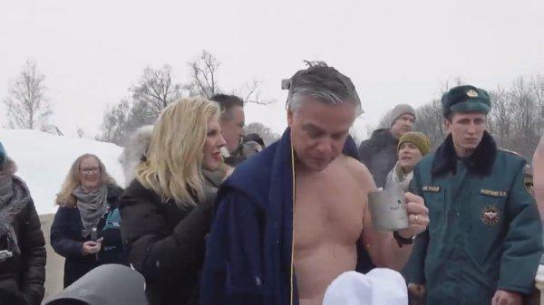 ABD'li büyükelçi buz gibi suya girdi