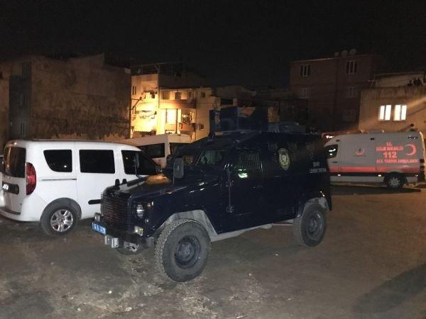 Eşini kıskandı iki kız çocuğunu rehin aldı