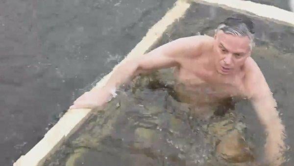 ABD'li büyükelçi buz gibi suya girdi