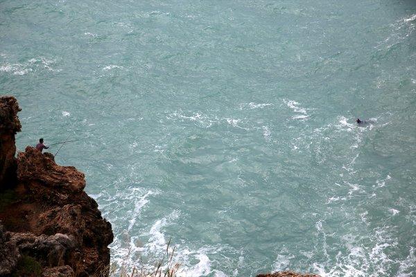 Denize düştü, misinayla boğulmaktan kurtuldu