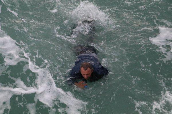 Denize düştü, misinayla boğulmaktan kurtuldu