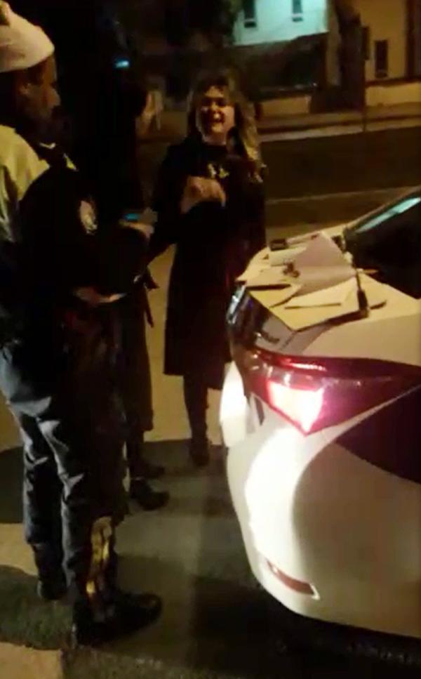 Alkollü kadın doktor polislere tehditler savurdu