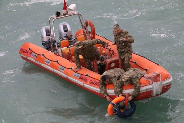 Denize düştü, misinayla boğulmaktan kurtuldu