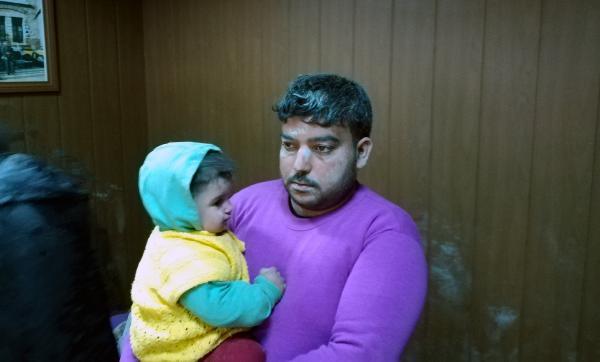 Sınırı geçerken çamura batan Suriyelilere kıyafet yardımı