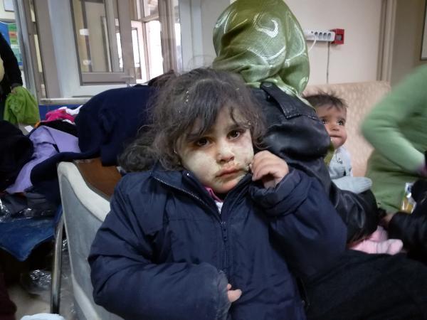 Sınırı geçerken çamura batan Suriyelilere kıyafet yardımı