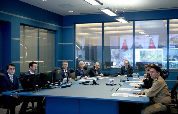 Cumhurbaşkanı Erdoğan askeri yetkililerden bilgi aldı