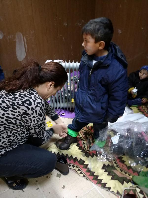 Sınırı geçerken çamura batan Suriyelilere kıyafet yardımı
