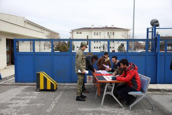 Suriyeli sığınmacılardan gönüllü askerlik başvurusu