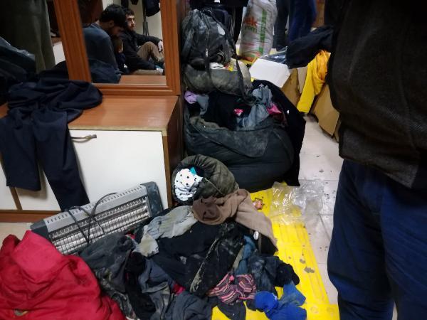 Sınırı geçerken çamura batan Suriyelilere kıyafet yardımı