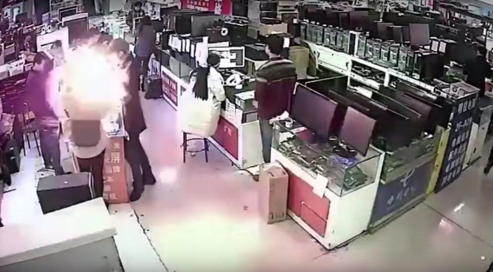 Isırdığı telefon bataryası patlayınca şoke oldu