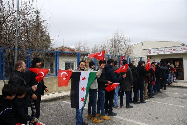 Suriyeli sığınmacılardan gönüllü askerlik başvurusu
