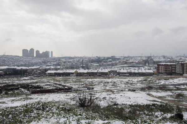 İstanbul'da aralıklarla yağan kar etkili olmaya başladı