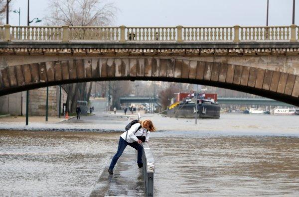 Paris'te Seine Nehri taştı