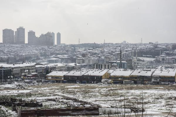 İstanbul'da aralıklarla yağan kar etkili olmaya başladı