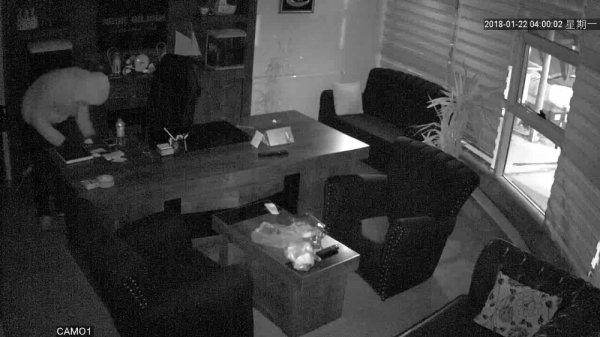 Hırsızlar 400 bin TL’lik elektronik eşya çaldı