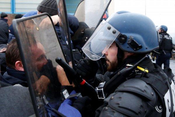 Fransa'da grevdeki gardiyanlara polisler müdahale etti