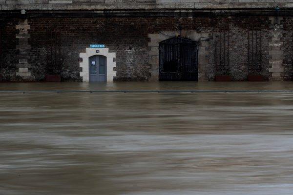 Paris'te Seine Nehri taştı