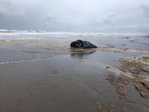 Sahil park ettiği aracını denizin içinde buldu