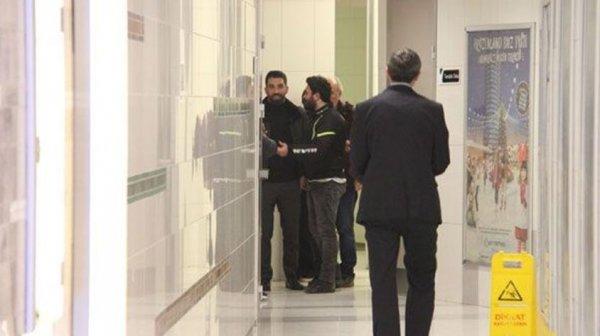 AVM tuvaletinde Arda Turan kuyruğu