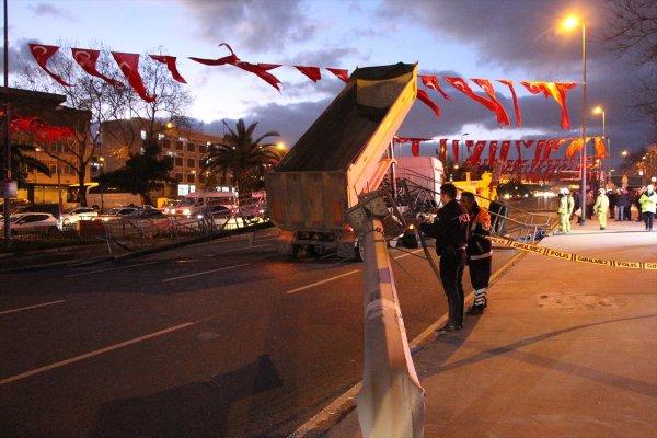 Damperi açılan kamyon direği devirdi