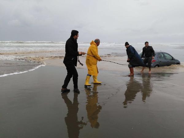 Sahil park ettiği aracını denizin içinde buldu