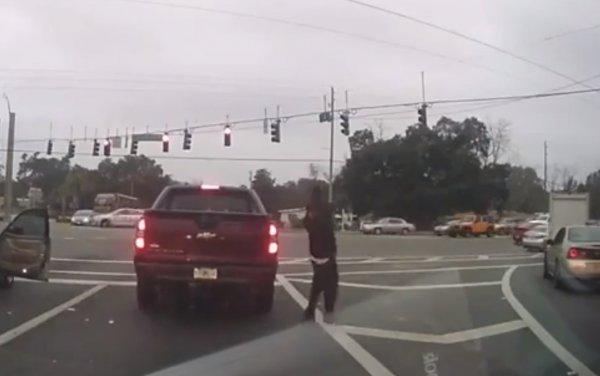 Amerika'da sokak ortasında silahlı çete savaşı