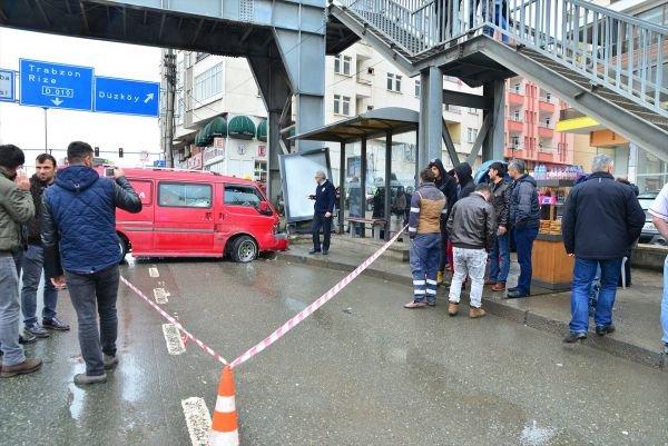 Trabzon'da midibüs durakta bekleyenlere çarptı