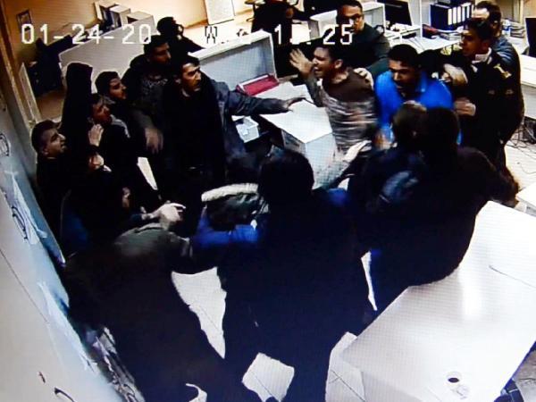 Diyarbakır'da DEDAŞ binasına saldırı