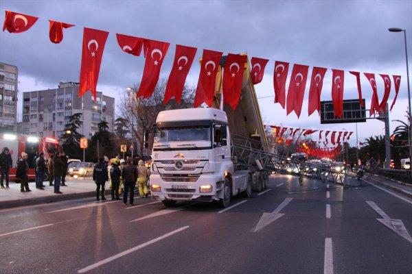 Damperi açılan kamyon direği devirdi