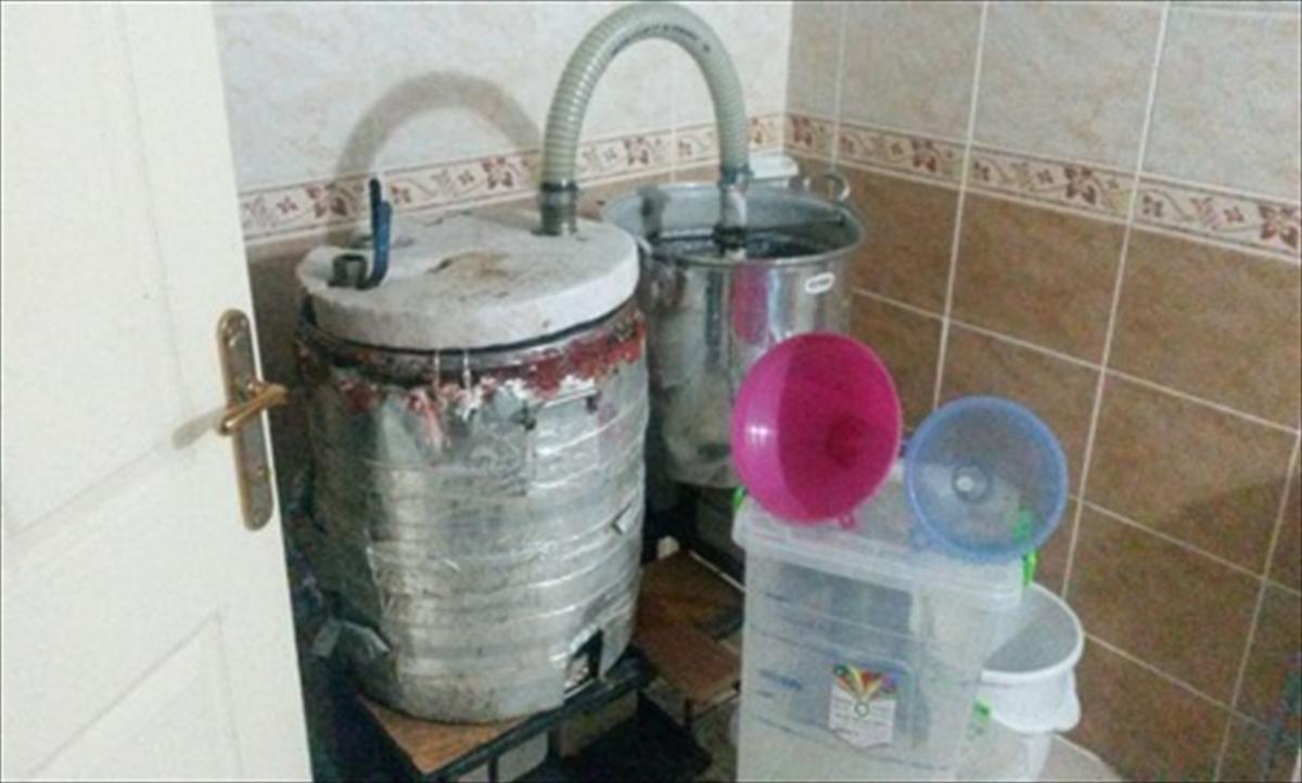 Emekli öğretim görevlisi banyoda kaçak viski imal etti