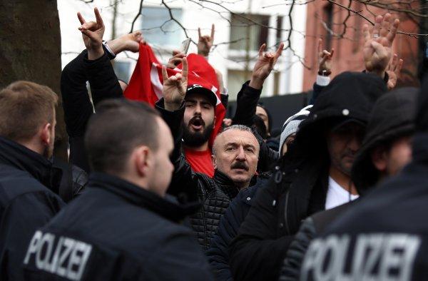 Almanya'da PKK yandaşlarına sert müdahale