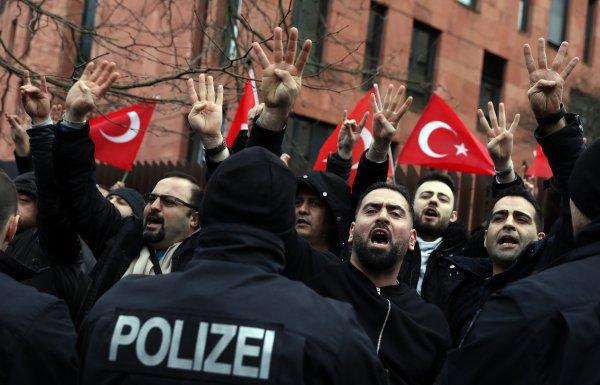 Almanya'da PKK yandaşlarına sert müdahale