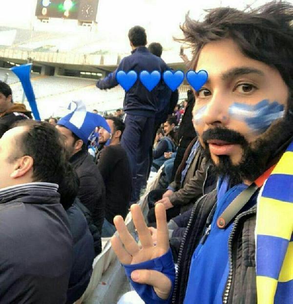 İranlı kadınlar sahte sakallarla maça gidiyor