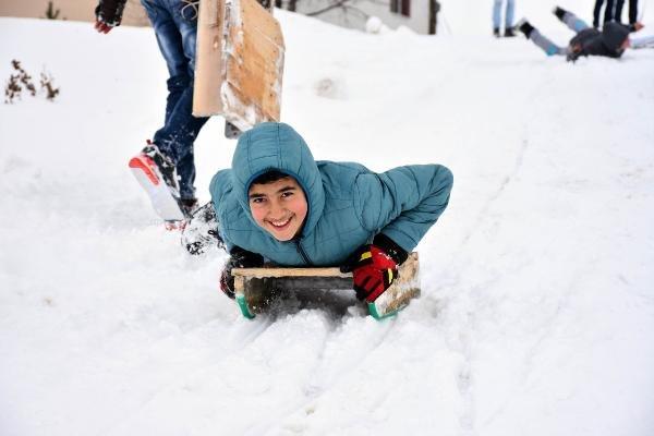 Sivas'ta çocukların kızak keyfi