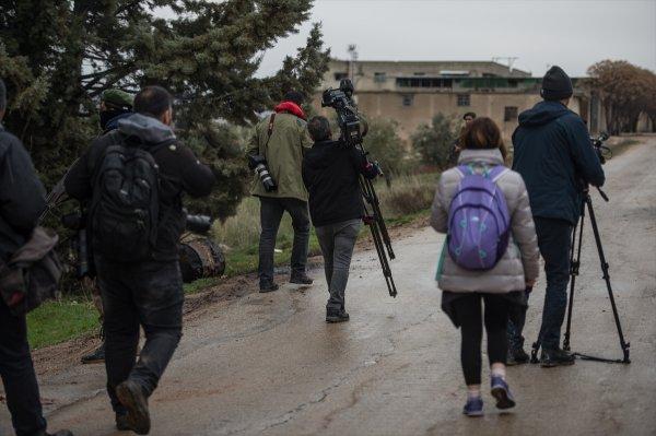 Teröristlerden gazetecilerin olduğu bölgeye taciz ateşi