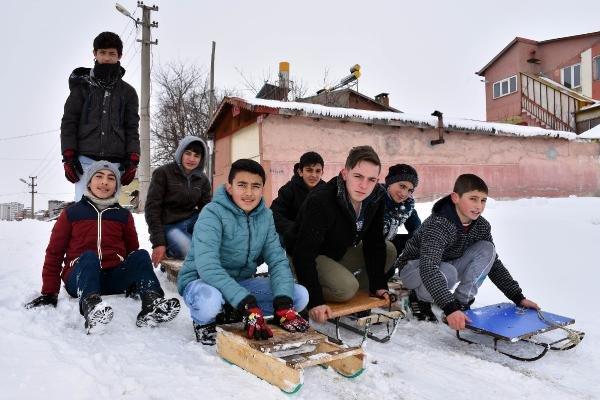 Sivas'ta çocukların kızak keyfi