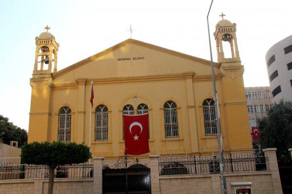 Hatay'da Ortodoks kilisesine Türk bayrağı asıldı