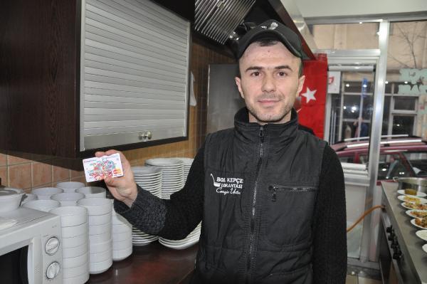 ATM'de şifresi girilmiş unutulan kartı teslim etti