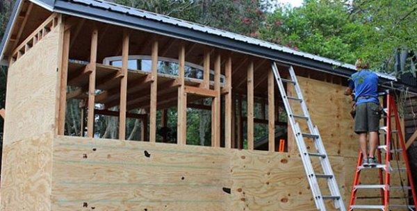 Yurtta kalmak istemeyen öğrenci kendine ev yaptı