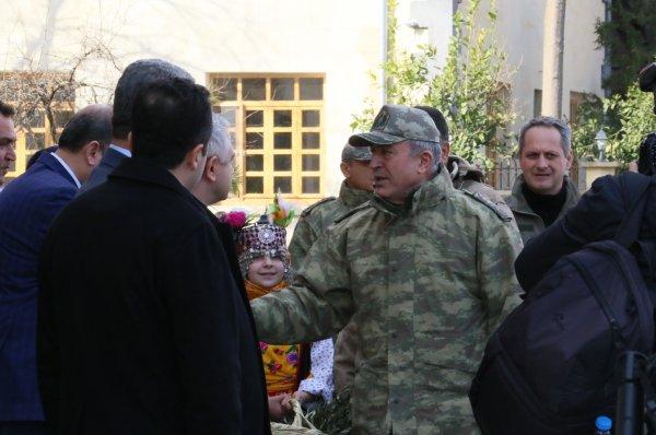 Orgeneral Akar'a zeytin dalıyla karşılama