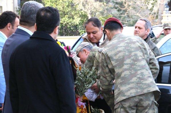 Orgeneral Akar'a zeytin dalıyla karşılama