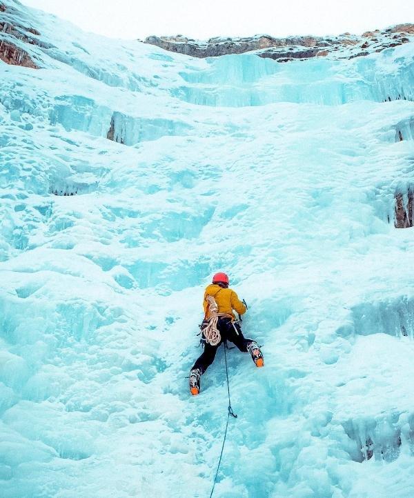 Erzurum'da buz tutan şelalelere tırmandılar