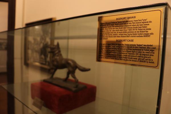 Lahey Adalet Divanı'nın Atatürk'e hediye ettiği 'bozkurt'