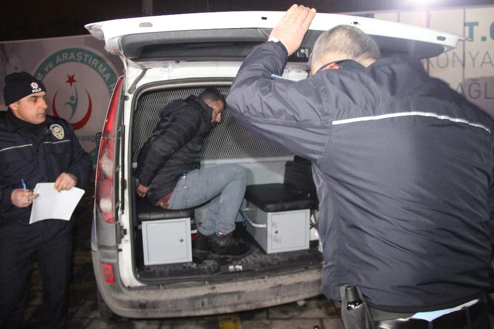 Yaşlı adam arabasına aldığı karı koca tarafından gasbedildi