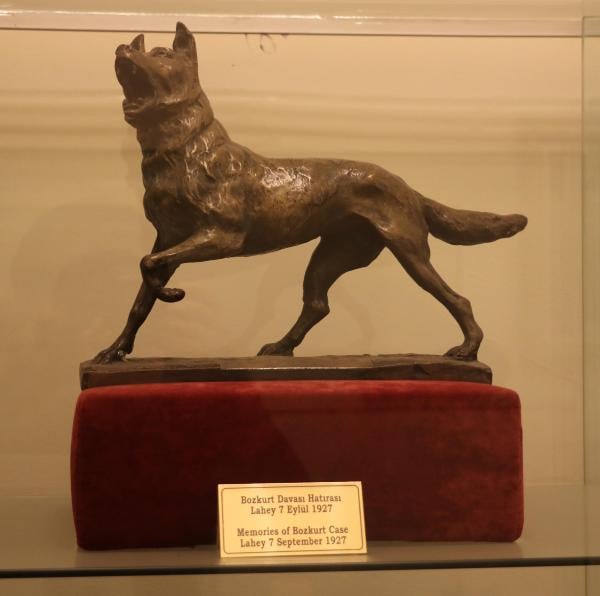 Lahey Adalet Divanı'nın Atatürk'e hediye ettiği 'bozkurt'